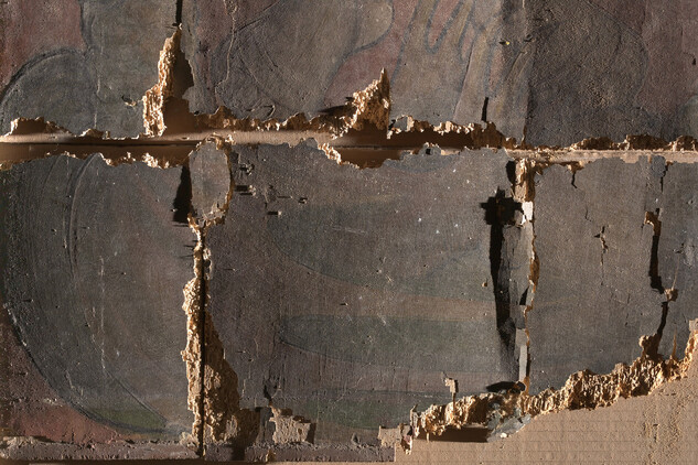 Svatý Jiří, detail poškození spodní části