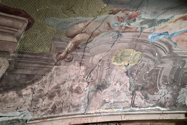 Colloredo-Mansfeldský palác, praskliny a zatékání v malbě