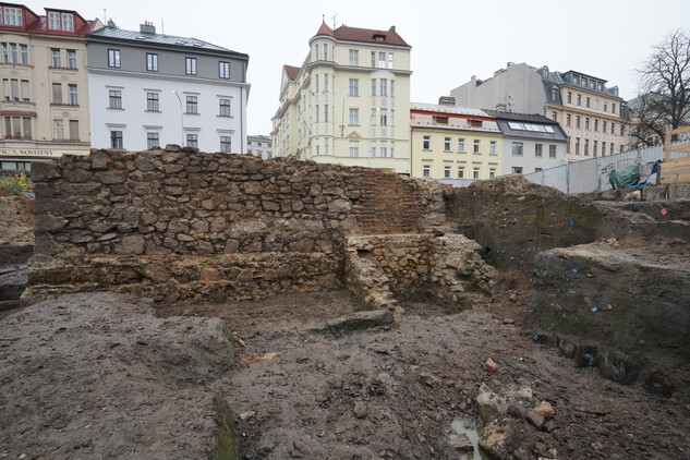 Pohled na západní stěnu se záchodovým přístavkem