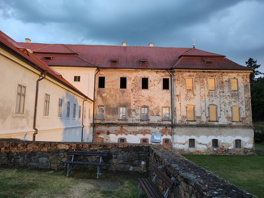 Pohled na severní křídlo Nového konventu a exteriér kaple se zakrytými okenními otvory