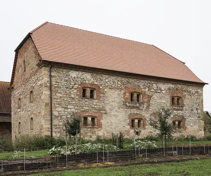 Sýpka s obnovenou střechou, 2025