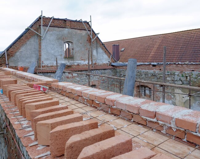 Dozdívání koruny zdiva a římsy, 2022