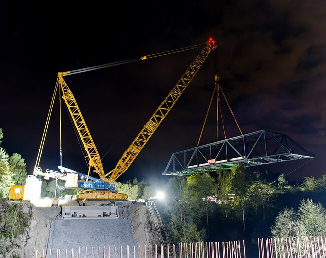 Osazování Faltusova mostu na nové místo přes silnici I/20 Plzeň – Karlovy Vary 22. září 2025  | © Magistrát města Plzně, foto: Petr Eret, 2025