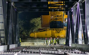 Osazování Faltusova mostu na nové místo přes silnici I/20 Plzeň – Karlovy Vary 22. září 2025 | © : Magistrát města Plzně, foto: Petr Eret, 2025