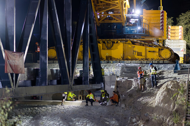 Osazování Faltusova mostu na nové místo přes silnici I/20 Plzeň – Karlovy Vary 22. září 2025  | © Magistrát města Plzně, foto: Petr Eret, 2025