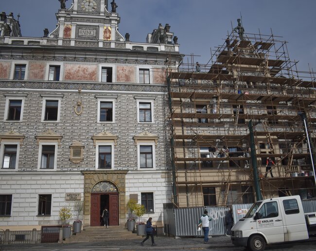 Radnice, pohled na uliční fasádu během obnovy