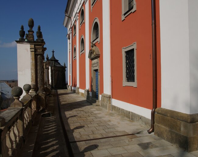 Balustrová terasa chrámu | © Milan Krištof