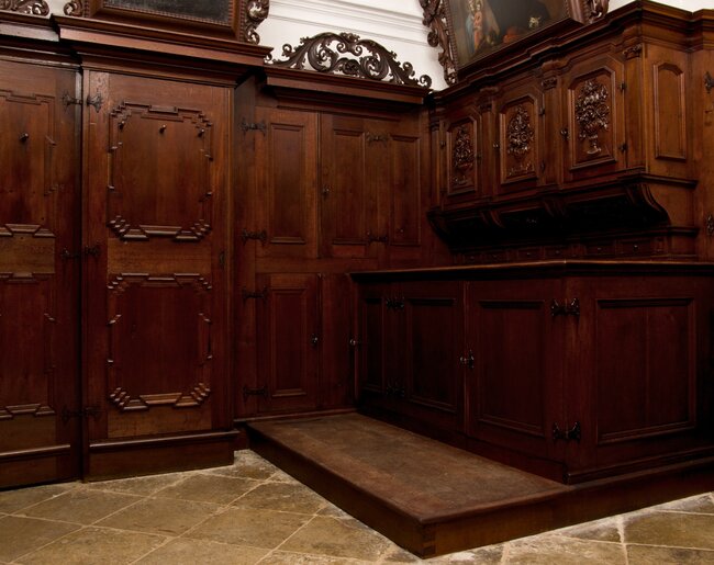 Kněžská sakristie, pohled do levé části s kredenční skříní | © Milan Krištof