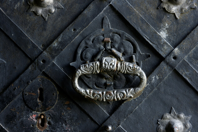 Raně barokní klepadlo z hlavního vstupu do kostela před restaurováním | © Václav Paukrt