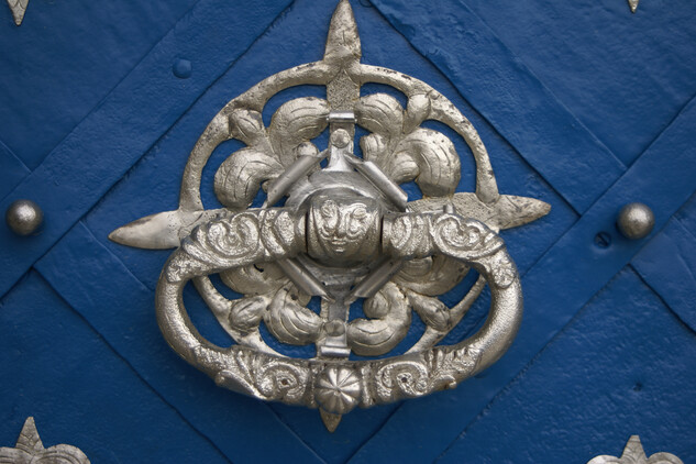 Raně barokní klepadlo z hlavního vstupu do kostela po restaurování | © Milan Krištof