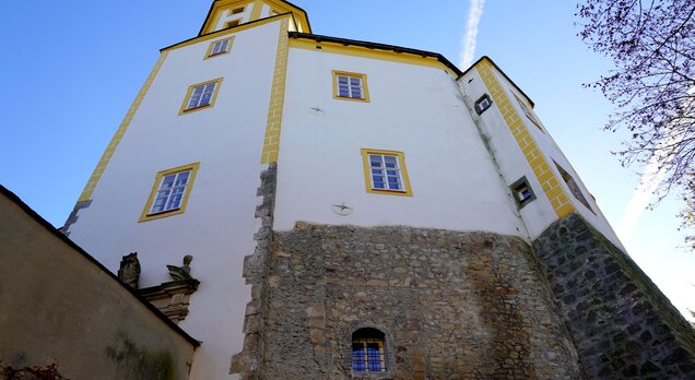 Hrad Malenovice - vstupní věž hradu a přilehlý palác od severozápadu