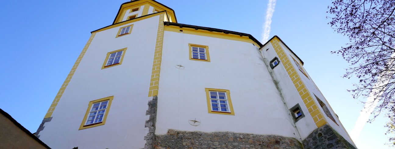 Hrad Malenovice - vstupní věž hradu a přilehlý palác od severozápadu
