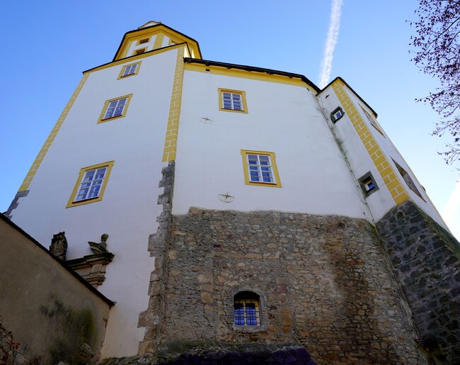 Hrad Malenovice - vstupní věž hradu a přilehlý palác od severozápadu