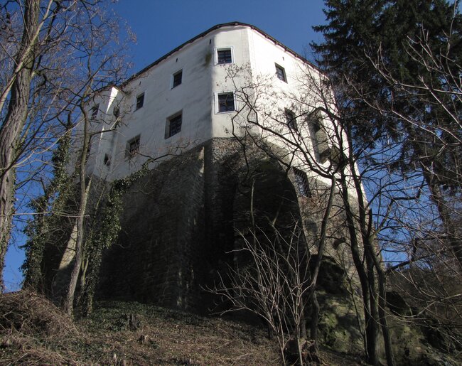 Hrad Malenovice - jižní část hradního jádra, situovaná na konci skalního hřebene