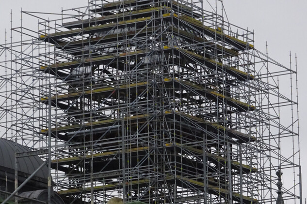 Návrat svatováclavské koruny na vrchol hodinové věže Průmyslového paláce, leden 2025