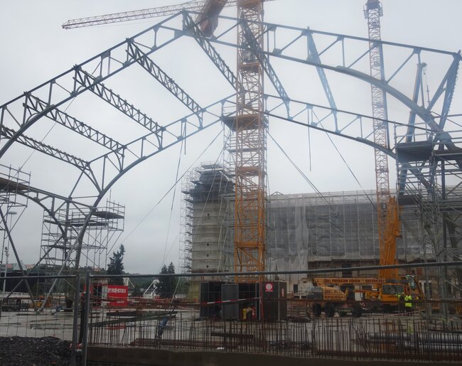 Vztyčování ocelové konstrukce levého křídla Průmyslového paláce, srpen 2023