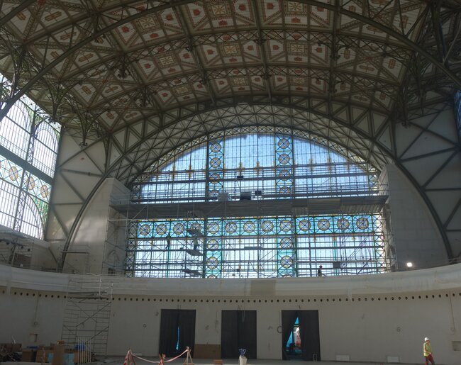 Jižní stěna centrální haly Průmyslového paláce, červen 2026