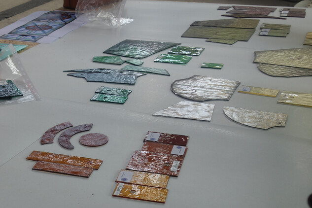 Vzorkování náhradního skla v dílnách v Novém Boru, červen 2022
