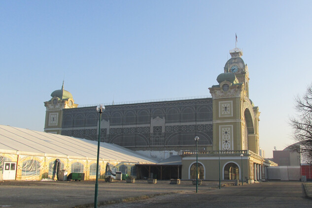Průmyslový palác se stanem na místě vyhořelého křídla, únor 2017