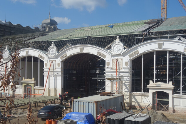 Práce na pravém křídle Průmyslového paláce, duben 2025