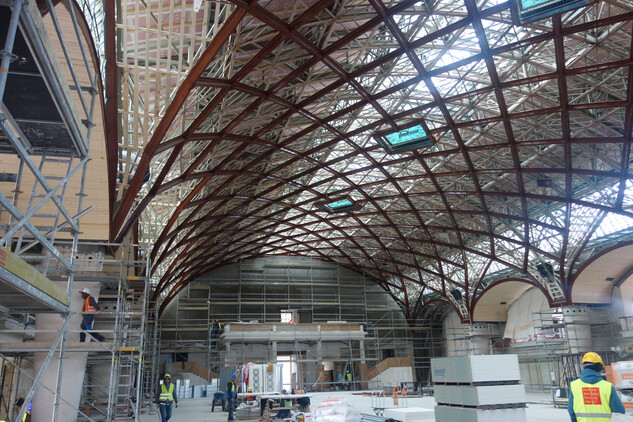 Pravé křídlo Průmyslového paláce s odstrojeným stropem, březen 2026