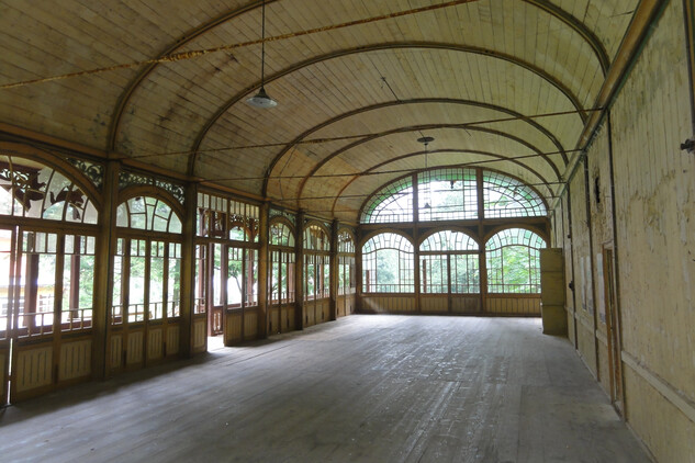 Javorník, Račí údolí, tančírna před obnovou v roce 2014, interiér tanečního sálu