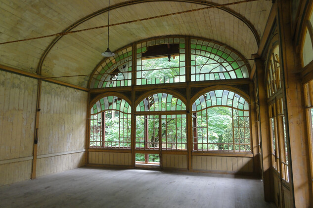 Javorník, Račí údolí, tančírna před obnovou v roce 2014, interiér tanečního sálu