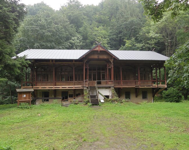 Javorník, Račí údolí, tančírna před obnovou v roce 2014, pohled od SZ