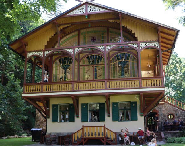 Javorník, Račí údolí, tančírna v roce 2025, pohled od SV