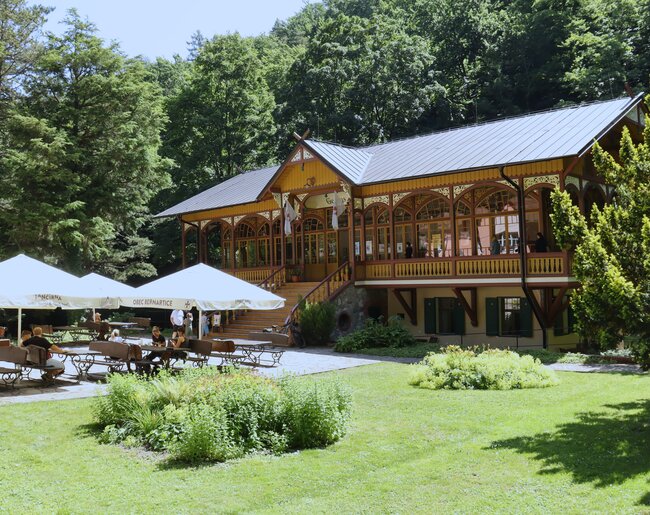 Javorník, Račí údolí, tančírna v roce 2025, pohled ze Z