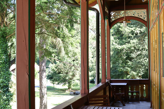 Javorník, Račí údolí, tančírna v roce 2025, veranda na SZ straně