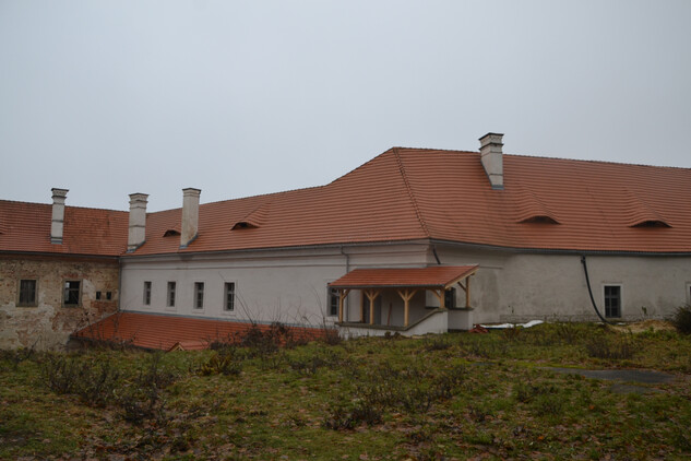 Pohled od jihovýchodu na západní a severozápadní křídlo, 2023