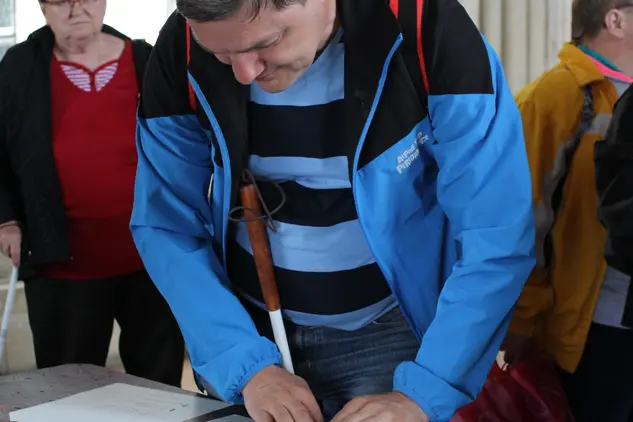 Nevidomý muž u haptického půdorysu