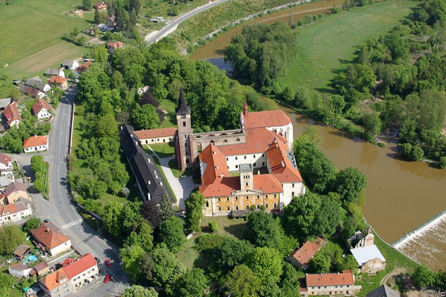 Pohled na jižní fasádu bývalého konventu se zámeckou neorenesanční věží