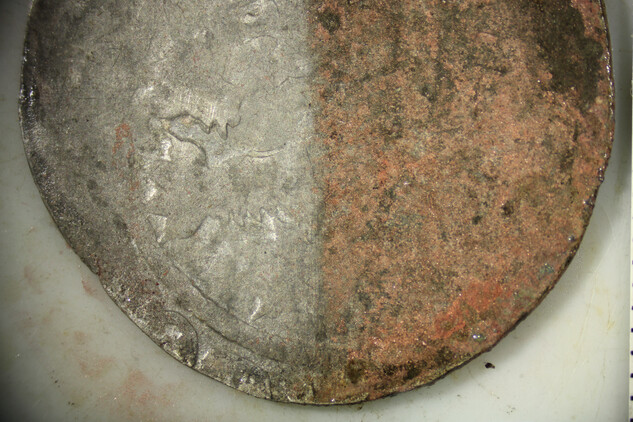 Průběh konzervace nalezené stříbrné mince | © NPÚ, Martin Kahoun, 2023