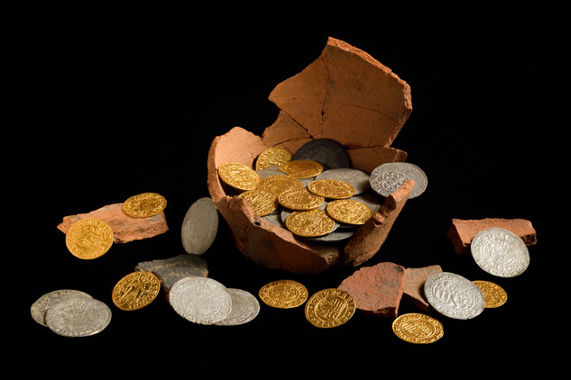 Soubor zlatých a stříbrných mincí po konzervaci, nález v originální torzálně dochované keramické nádobě | © NPÚ, Roman Polášek, 2024