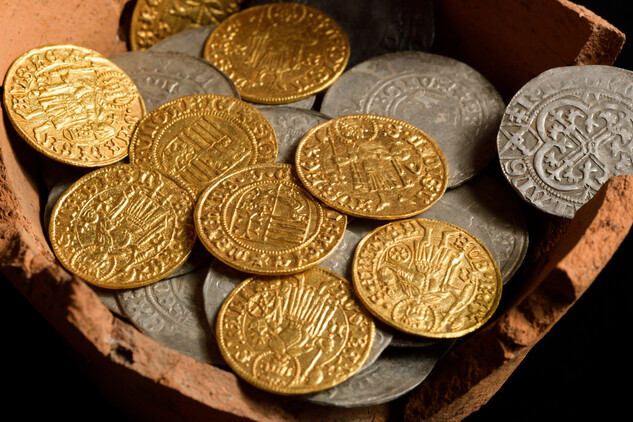 Nalezený soubor zlatých a stříbrných mincí | © NPÚ, Roman Polášek, 2024