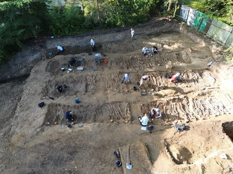 Břevnovský klášter, terénní práce na výzkumu válečných hrobů, pohled z ptačí perspektivy od severu Břevnovský klášter, terénní práce na výzkumu válečných hrobů, pohled z ptačí perspektivy od severu