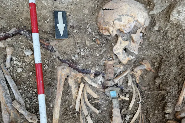 Břevnovský klášter, válečný hrob, detail kosterních ostatků horní poloviny těla se skleněným medailonkem Panny Marie na prsou