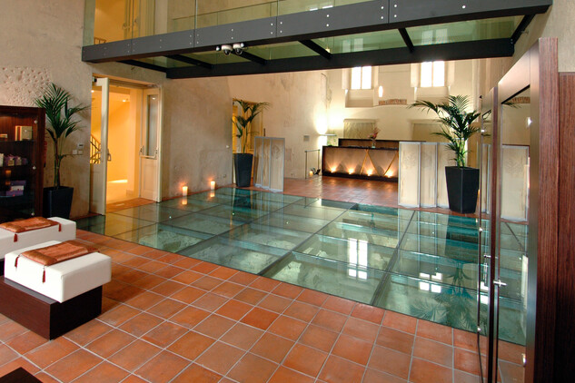 Interiér středního traktu domu čp. 378 v Karmelitské ulici na Malé Straně s prezentací polygonálního závěru presbytáře gotického kostela sv. Maří Magdalény | © NPÚ, foto M. Tryml, 2007