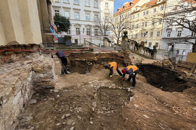 Prostor vstupní rampy do kostela Panny Marie Vítězné v Karmelitské ulici. Pohled na plochu archeologického výzkumu v době odkrývání 400 let staré dlažby | © NPÚ, foto J. Havrda, 2024