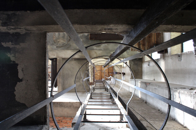 Pohled výtahovou šachtou vzhůru, Škoda Ostrov do této šachty umístil požární ocelový žebřík