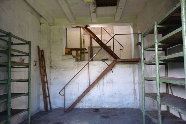 Prostor přístavby u Věže, ve které byl umístěn od r. 1953 hlavní drtič, na podlaze byly poleženy důlní kolejnice, po kterých obsluha vagonek s nadrcenou rudou natlačila do výtahové šachty