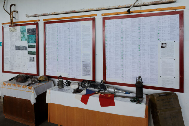 Pohled ve střední části haly na expozici, jejíž hlavním objektem je seznam muklů mužů určených k likvidaci“, kteří zde pracovali