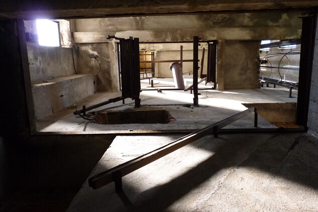 Pohled z přízemí věže ve směru schodišť