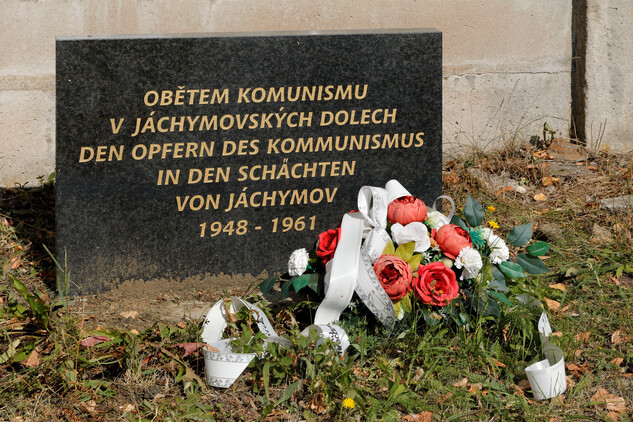 Pamětní deska v areálu Rudé věže smrti