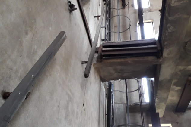 Ve věži pohled ve směru schodiště vzhůru –  rourou se vhazovala uranová ruda, která nepropadla síty, tak ji obsluha nahodila do roury, aby tato znovu prošla hlavním drtičem