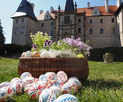 Ošatka s kraslicemi a květinami, Žleby