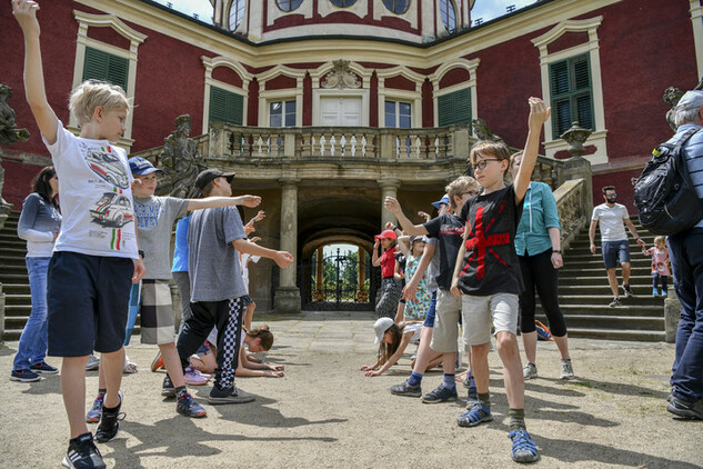 Edukační program pro děti na zámku Veltrusy.
