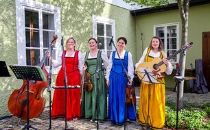 Mezinárodní den památek 2026 U Ferusů. Koncert kapely Lakomá Barka. Foto Jarmila Sajtlová.